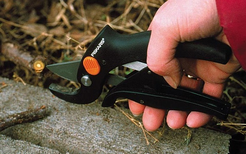 Секатор контактный Р53 FISKARS