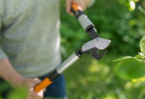 Сучкорез плоскостной малый  FISKARS 570мм PowerGear LX92