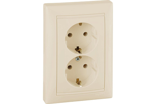 Розетка Legrand двойная скрытая установка с заземлением крем