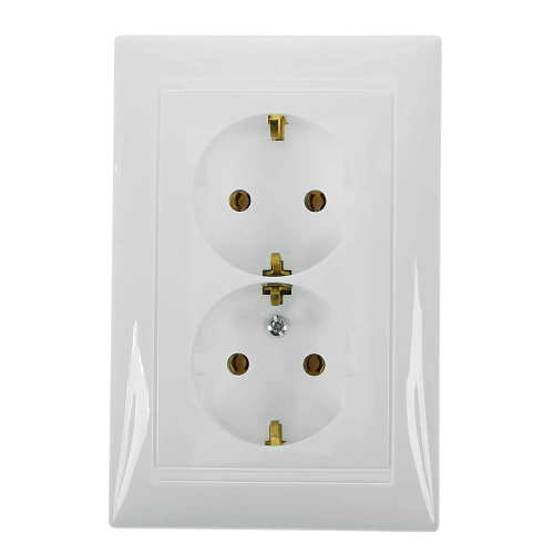 Розетка Legrand двойная скрытая установка с заземлением белая